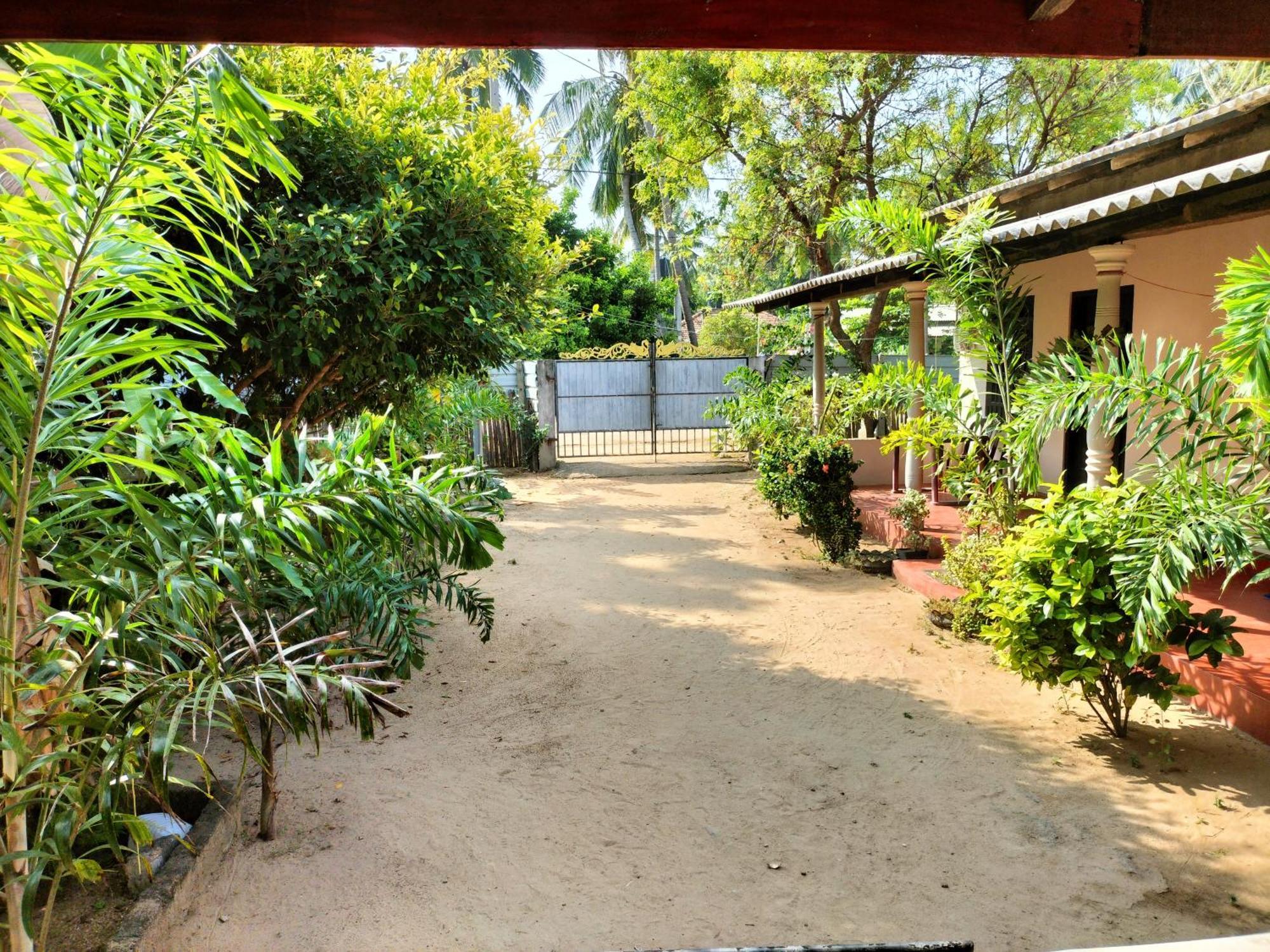 Suman Beach Rooms Nilaveli Exterior photo